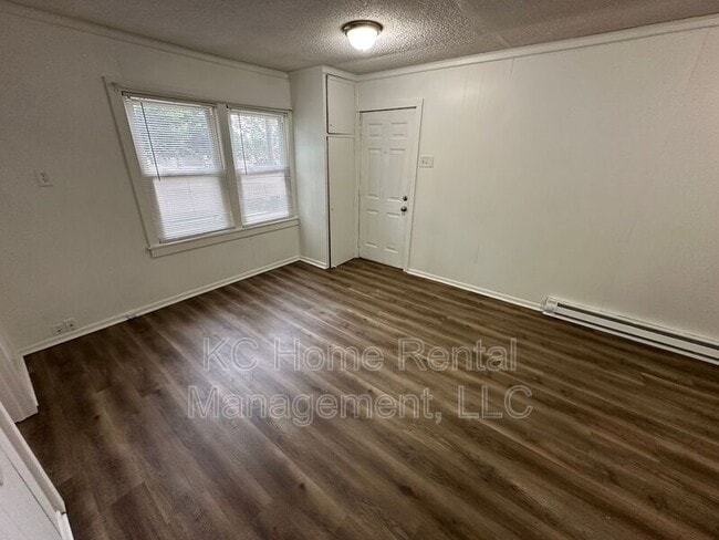 Building Photo - 107 E Hale St