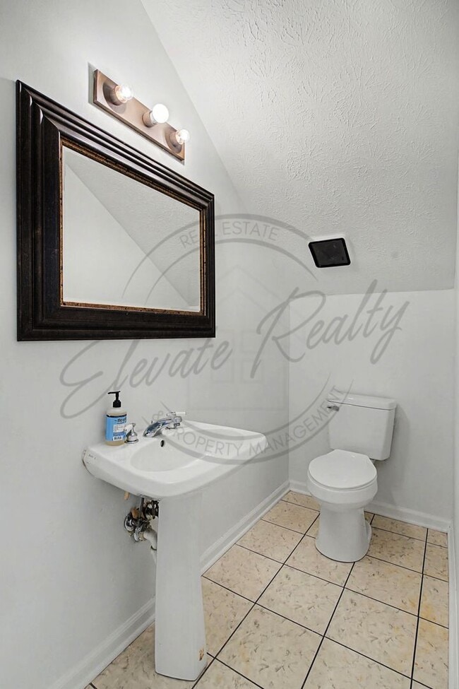 Building Photo - 105 Edgeview Dr