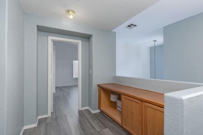 Building Photo - 3 bedroom home located near 215 Freeway and shopping.