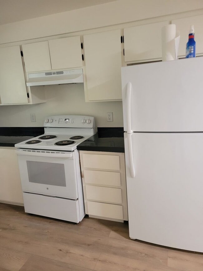 Building Photo - 3 bed/2 bath