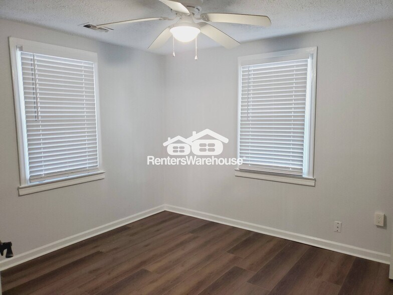 Building Photo - 1290 Chapel Dr