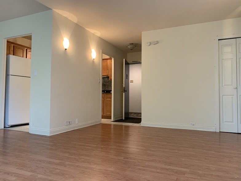 Entry and Kitchen view - 5757 N Sheridan Rd