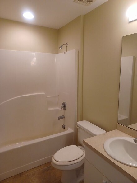 Building Photo - 1519 Nelson Rd N