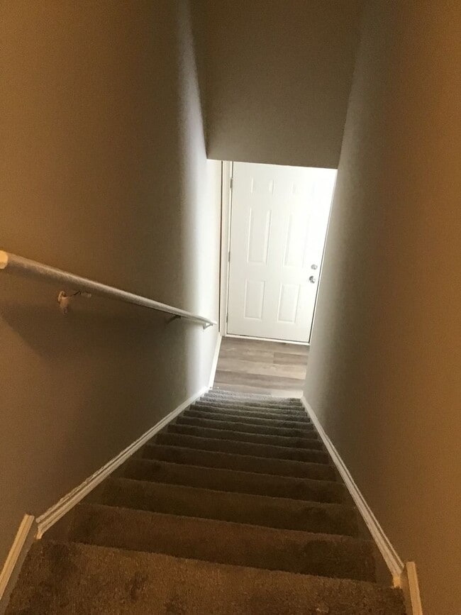 Building Photo - 3 Bed 1.5 Bath Townhome