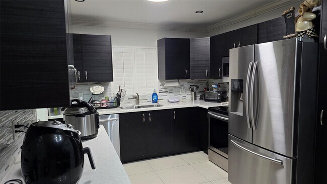 Building Photo - 5140 SW 40th Ave