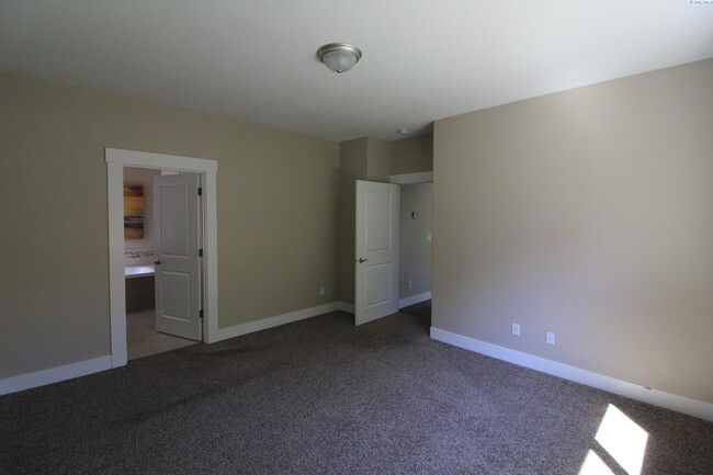 Building Photo - 4 Bed/2 Bath Home in Kennewick