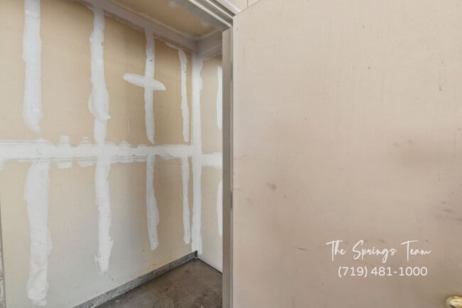 Building Photo - REMODELED SINGLE-LEVEL 2BD TOWNHOME w/ A/C - Security Deposit Waiver Available