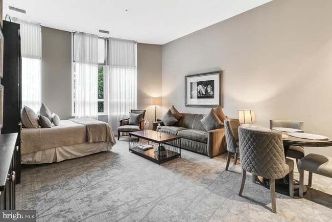 Building Photo - 8220 Crestwood Heights Dr