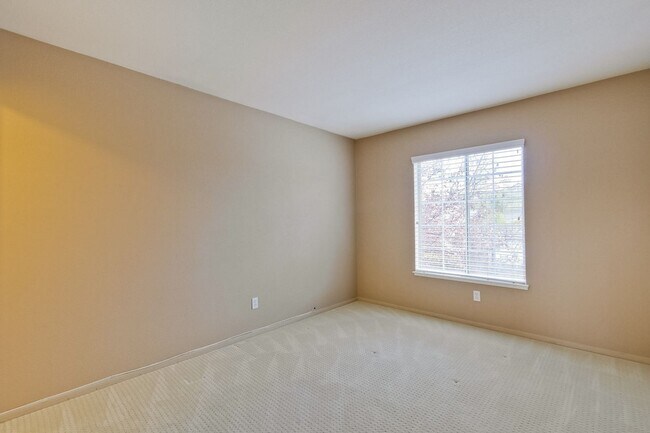 Building Photo - Awesome 3 Bedroom  Home Near Rivermark Plaza!