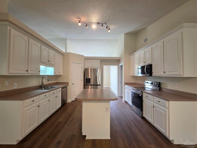 Building Photo - 7200 Annandale Dr