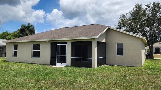 Building Photo - 351 SW Feldman Ave