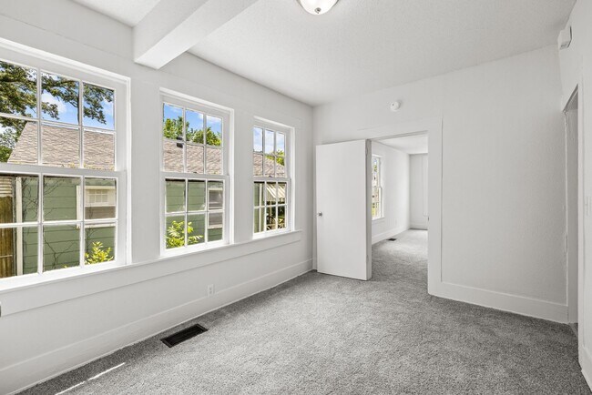 Building Photo - Spacious 4 Bedroom 2 Bath Home