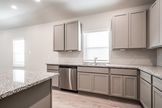 Building Photo - 3918 Sugardale St