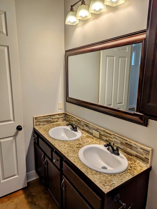 Building Photo - Luxury Awaits in Miramar!