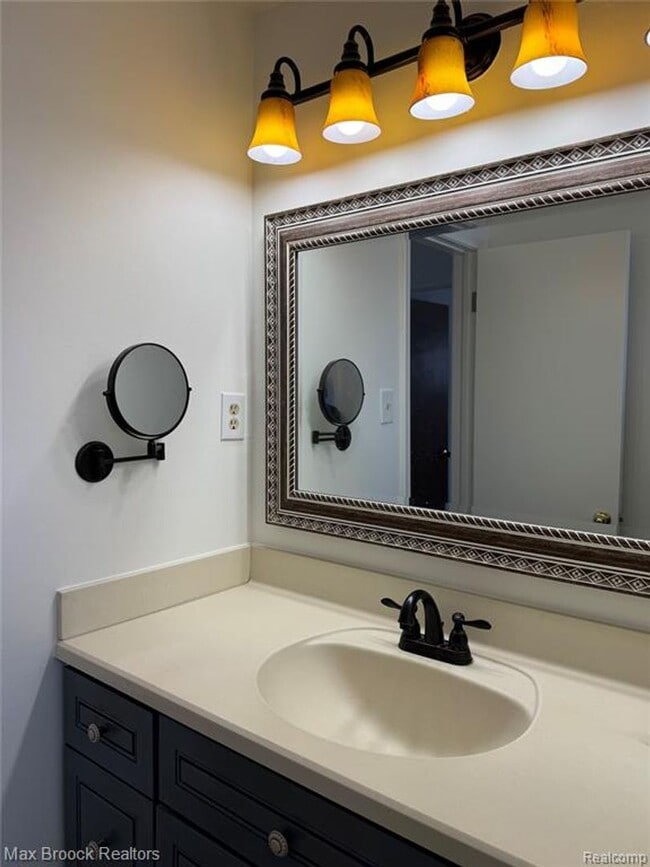 Building Photo - Beautiful mid-century modern home