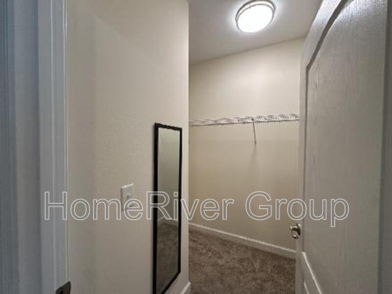 Building Photo - 3909 Throne Ct