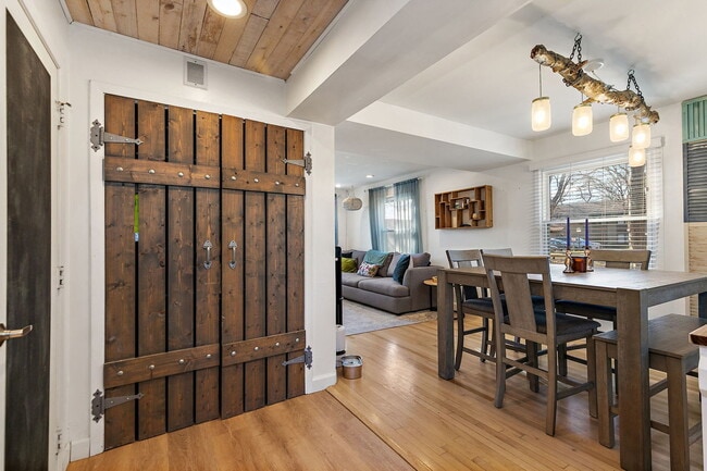 Building Photo - 614 N Hough St