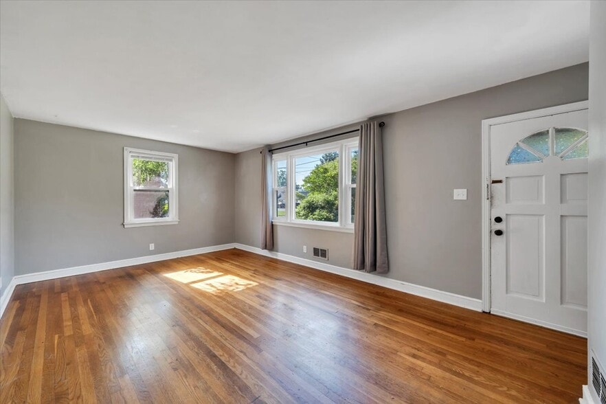 LIVING ROOM W/ HARDWOOD FLOORS! - 2413 Memorial Ave SW