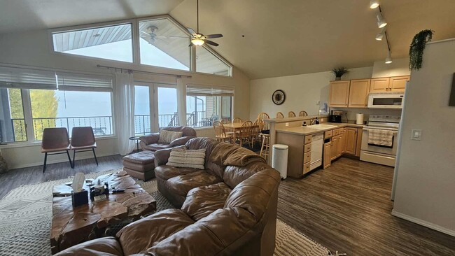 Building Photo - Fully Furnished Condo on Lake - This can b...