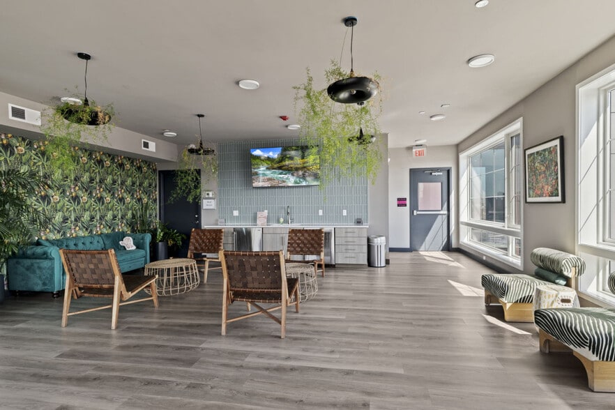 Building Photo - 501 N Perth St