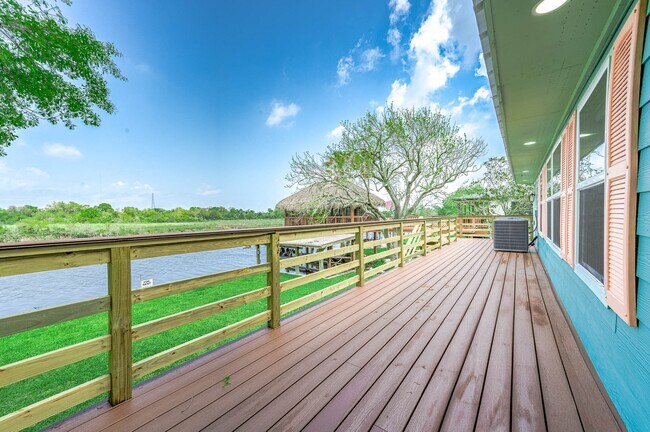 Building Photo - 319 Palm Dr