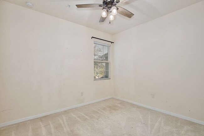 Building Photo - Lovely 3/2.5 Spacious Townhome with a 2 Ca...