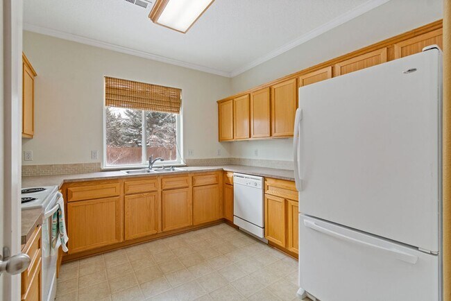Building Photo - SPACIOUS LAYOUT! HARD SURFACE FLOORING, FE...