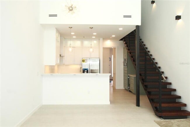 Building Photo - 941 N Osprey Ave