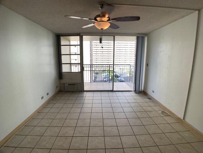Building Photo - $2600, 2BR/2BA Salt Lake (Honolulu) -with A/C, 1 assigned parking