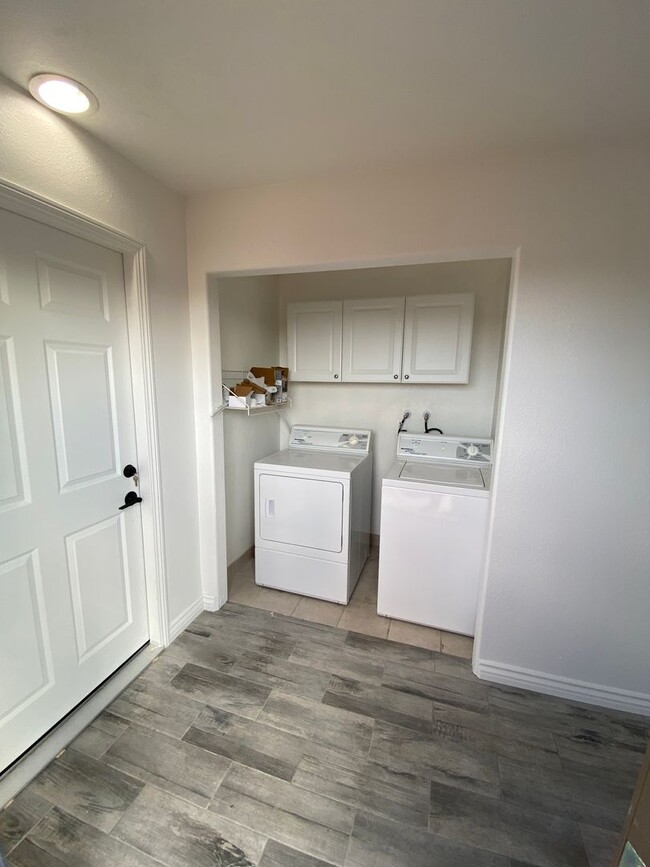 Building Photo - 1-Bedroom Unit with Parking & Appliances –...