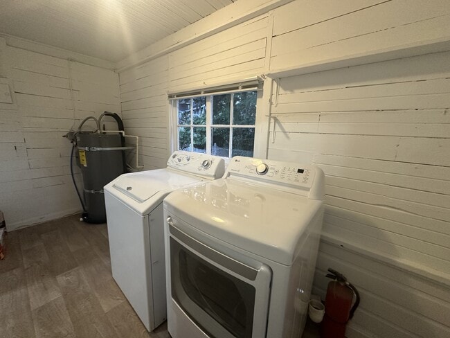 Building Photo - 7951 Maple Ave SE