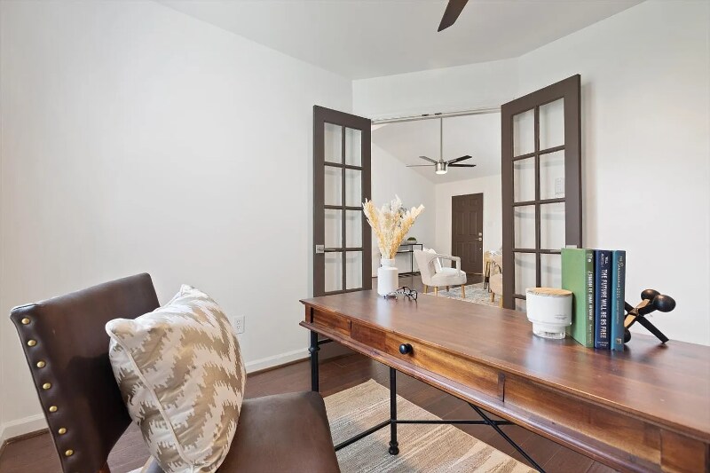 Building Photo - 723 Riverview Dr