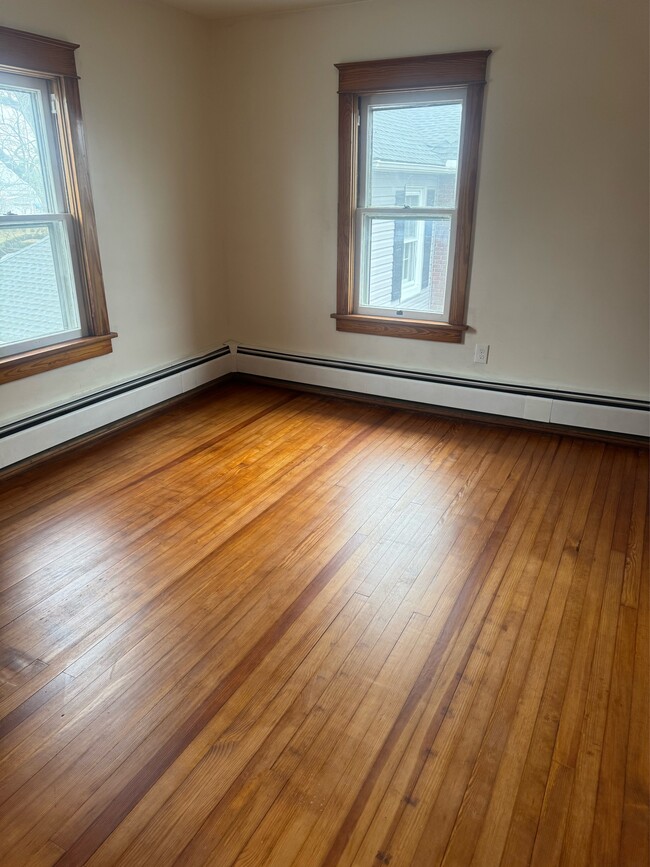 Building Photo - 549 E King St