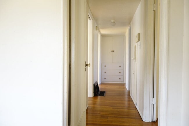 Building Photo - 2 bedroom, 1 bath house with a den in Sam ...