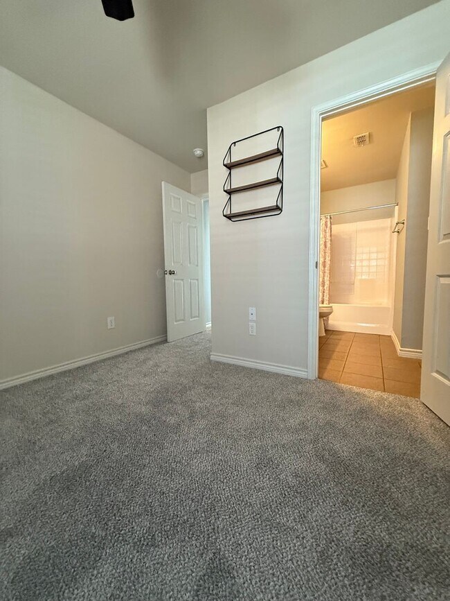 Building Photo - Adorable 4/2/2 located minutes from Weatherford High School