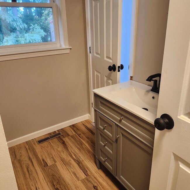 Building Photo - 6A Pine Grove Ave