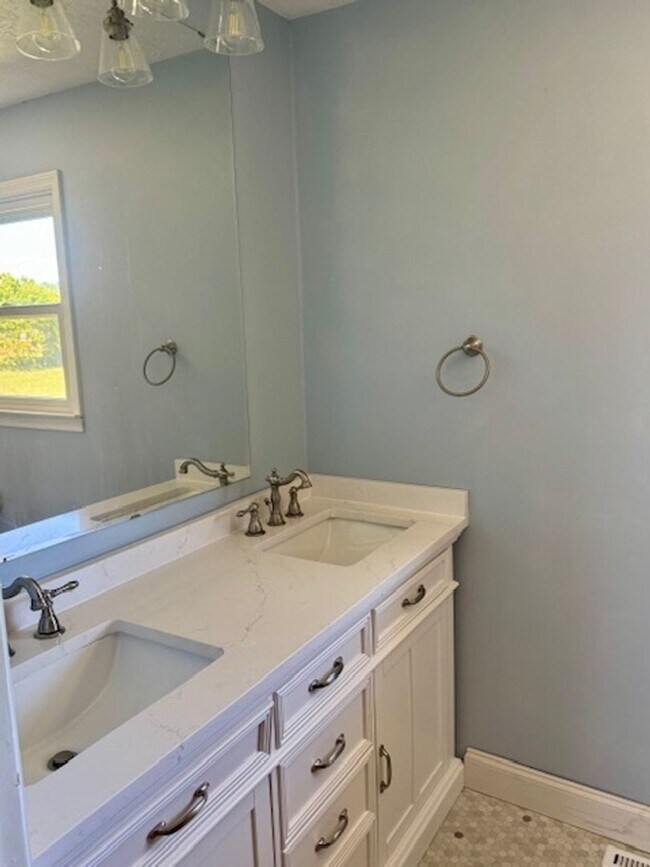 Building Photo - Charming 3BR House in Madisonville