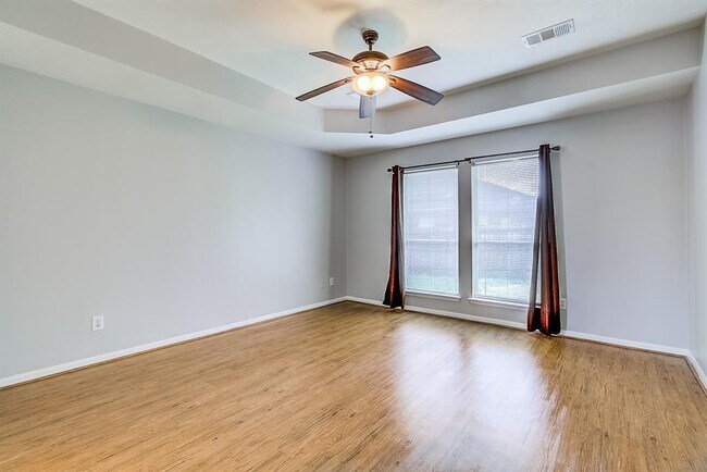 Building Photo - 4826 Linden Pl