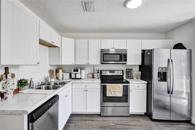 Building Photo - 1359 Sussex Dr