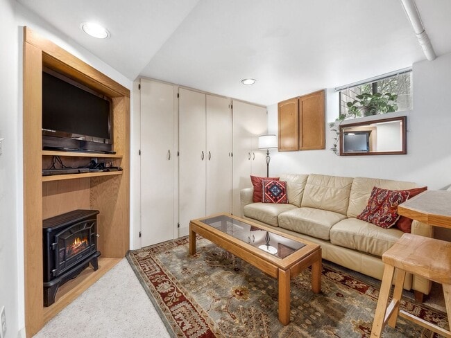 Building Photo - Super Sweet Cottage Living, Centrally Located!