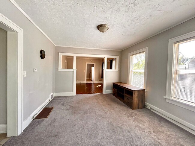 Building Photo - 39 Iona Ave