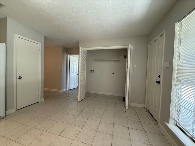 Building Photo - 9503 Homeland Dr