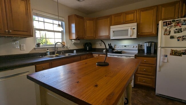 Building Photo - 138 Parkside Dr