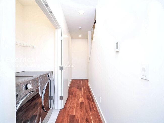 Building Photo - 2618 Eastlake Ave E