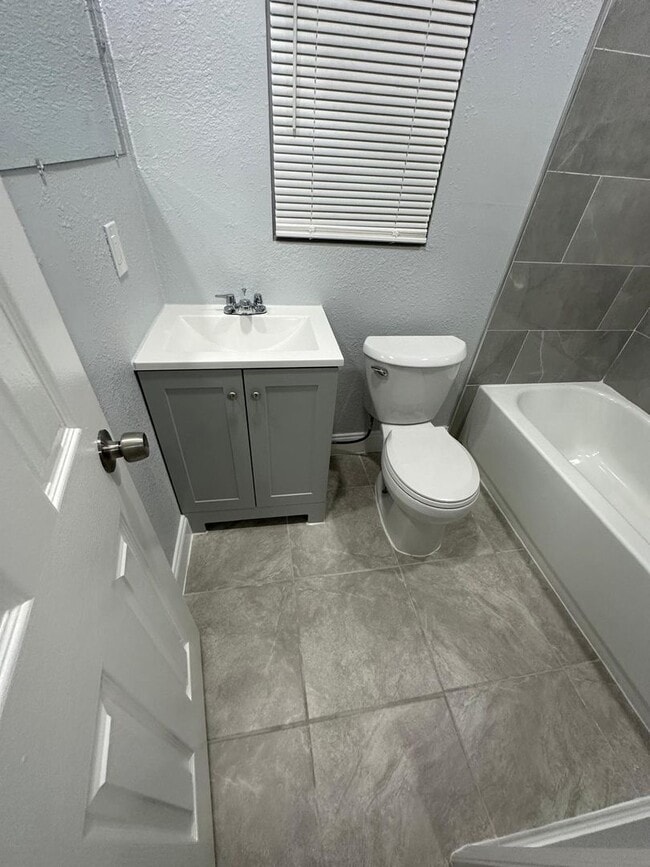 Building Photo - Fully Renovated 1/1 Available for Immediate Rent!