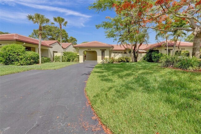 Building Photo - 8511 Casa Del Lago