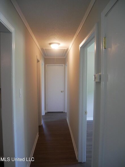 Building Photo - 2011 Coral Hills Dr