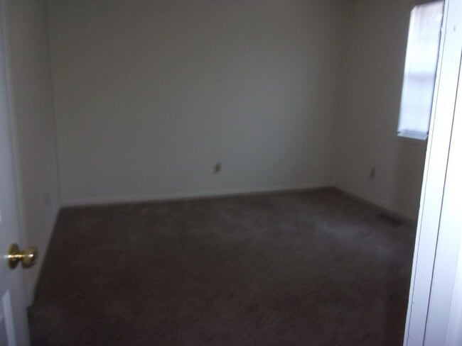 Building Photo - 1372 S Maple St