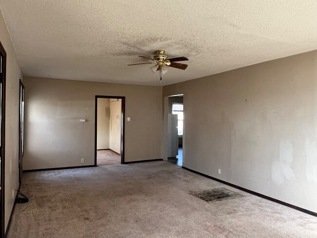 Building Photo - 920 E 16th Ave