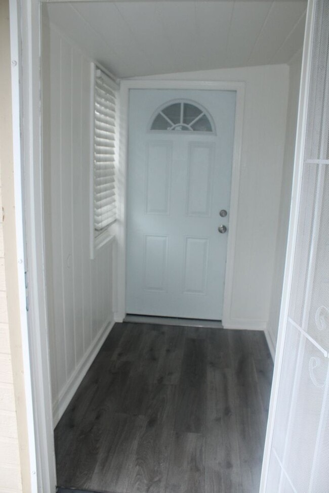 Building Photo - 2 Bedroom, 1 Bathroom Single Story House in Antioch with Garage and Side Yard Access